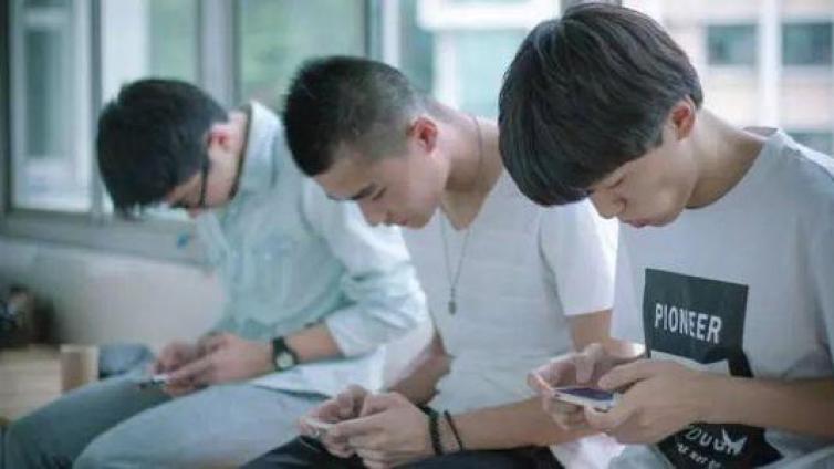 【家庭教育】孩子玩手机都治不了？智慧型爸妈必学！