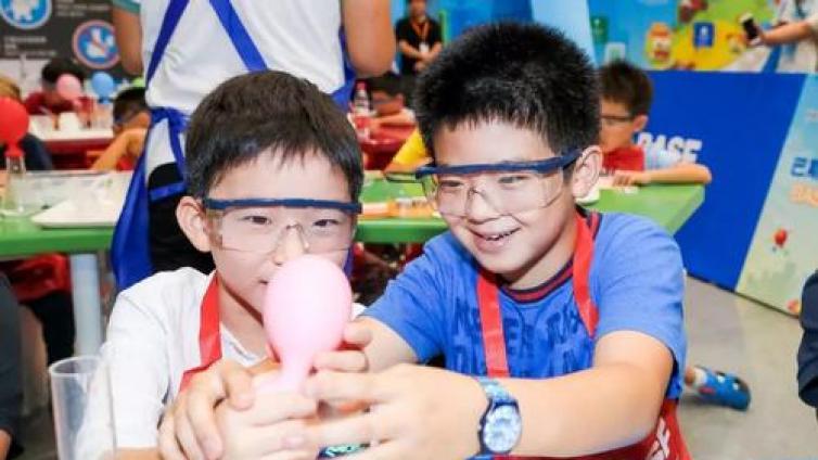 【最智慧家庭教育】孩子成长最需要父母做的事情：陪伴、互动，让他亲自动手去尝试