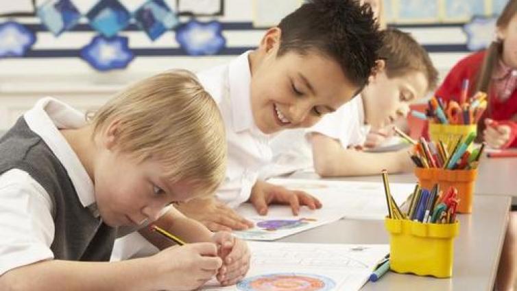 【最智慧家庭教育】孩子总爱和学习不如自己的孩子比怎么办？