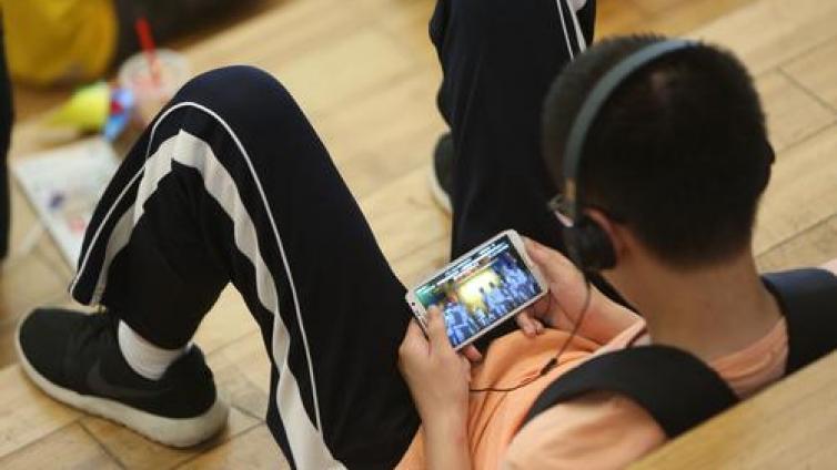 【最智慧家庭教育】"孩子会成为微信控，其实首要责任在家长" 