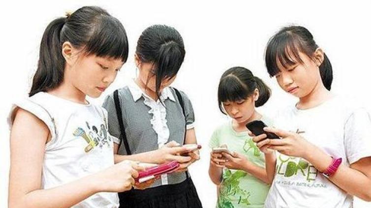 【最智慧家庭教育】避免孩子迷恋手机要满足其现实中的心理需要