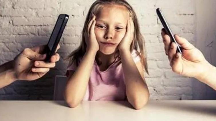 【最智慧家庭教育】父母沉迷手机对孩子负面影响大