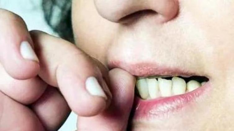 【最智慧家庭教育】孩子频繁吃手咬指甲，一个月后，他得了这种病……