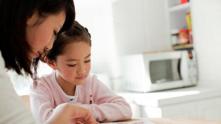 【最智慧家庭教育】孩子因为不喜欢老师，成绩严重下滑怎么办？