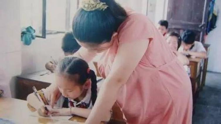 【最智慧家庭教育】女教师生二胎遭全班家长联名举报：一串罪状，三大错误！ 