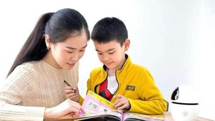 【最智慧家庭教育】孩子成长最需要父母做的事情：陪伴、互动，让他亲自动手去尝试 