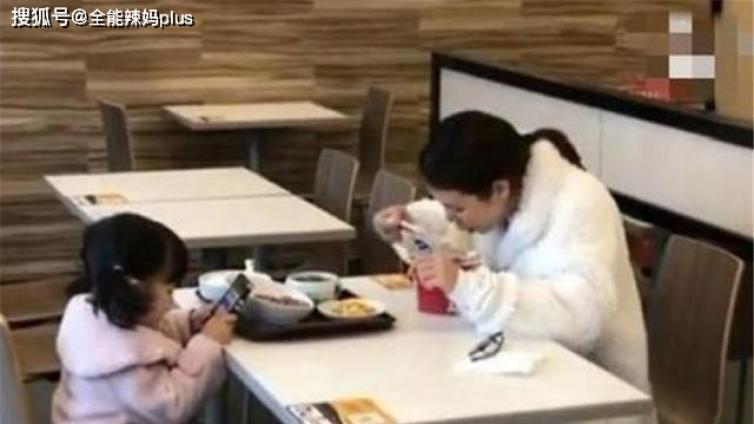 【最智慧家庭教育】母女俩吃牛肉面刚结账，老板就断言：这妈妈估计老了要睡大街 
