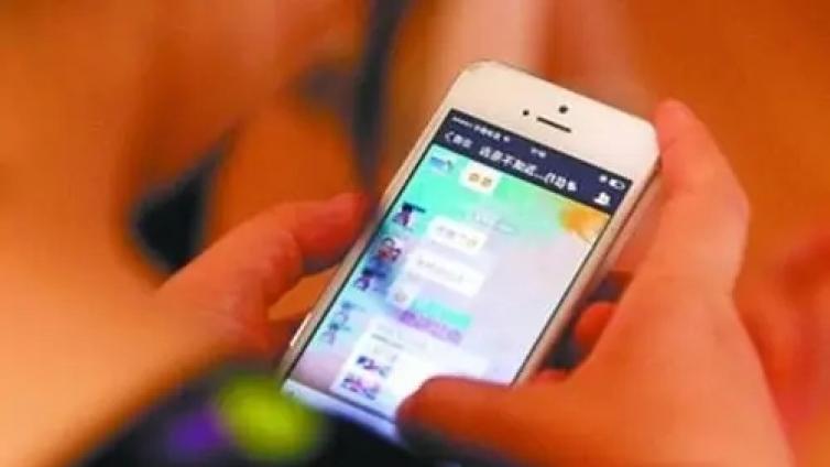 【最智慧家庭教育】家长群内攀比炫耀成常态，狂飙英语还算低级的，老师太尴尬 