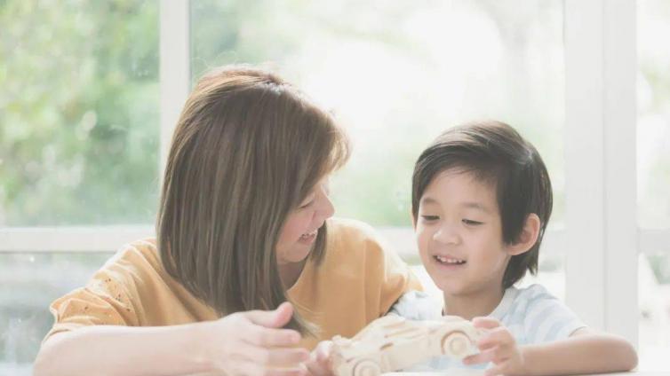 【最智慧家庭教育】李玫瑾一句话揭示教育真相：妈妈不停夸、爸爸从不夸，结果…… 