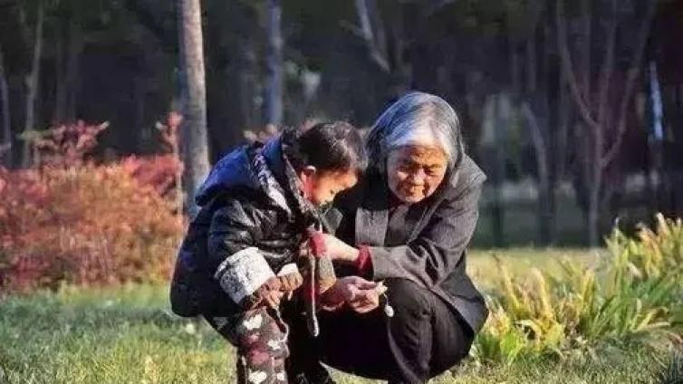 【最智慧家庭教育】老人常说“起名不能大”，对孩子是“累赘”，女儿：每天被嘲笑 