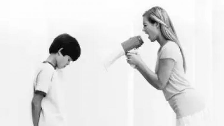 【最智慧家庭教育】“妈妈，批评我能不翻旧账吗？”孩子崩溃大哭，引人深思 