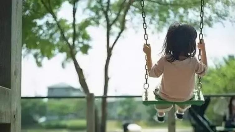 【最智慧家庭教育】孩子一输就翻脸？千万别放水！想让他变强大你得这么做 