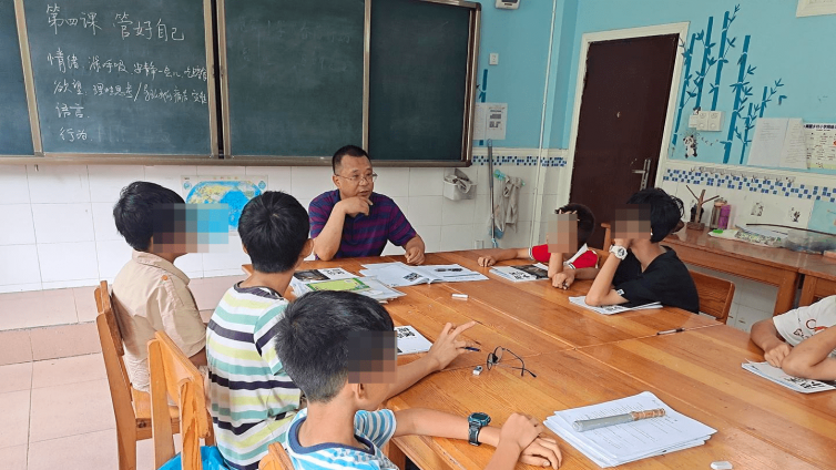【最智慧家庭教育】“双减”下的网红山区小学暑托班：都市孩子也来“蹭课”，回归乡土观察昆虫探访溶洞 