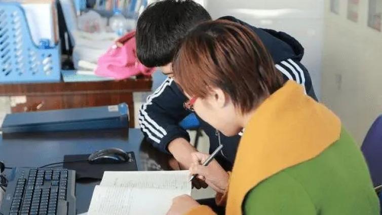 【最智慧家庭教育】又一老师补课被举报，真相被曝光，被骂的却是家长！ 