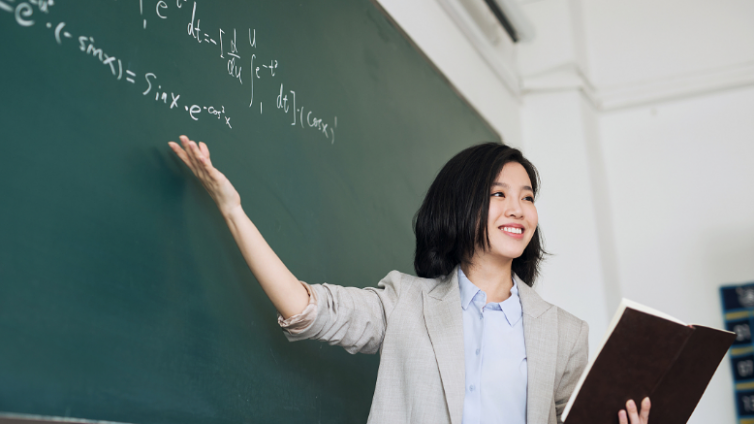 【最智慧家庭教育】女大学生辛苦获得教师编，不满1个月选择离职，原因让父母也无奈