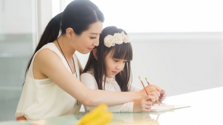 【最智慧家庭教育】最毁女儿的4种养育方式，想让女儿幸福却害了她，很多父母都中招 
