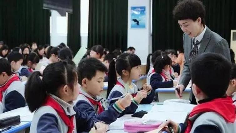 【最智慧家庭教育】小学学科对初中的成绩有影响，小学生学好语数英，要抓住学科特点 