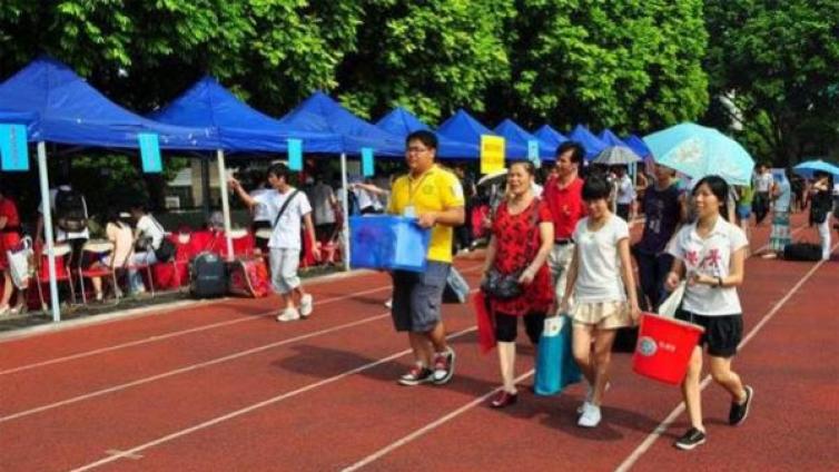 【最智慧家庭教育】为何孩子一上大学，就很少跟父母联系呢？是不爱父母了吗？